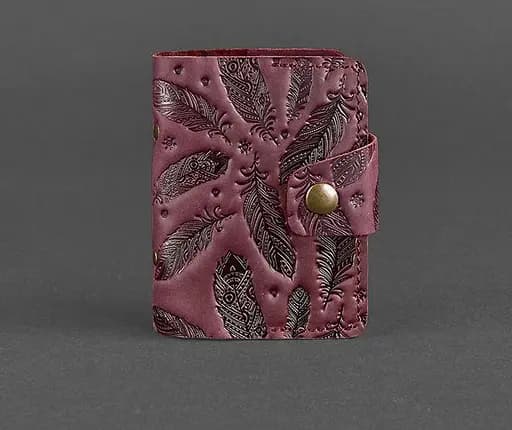 Женский кожаный кард-кейс 7.1 (Книжечка) бордовый с перьями. - фото 1