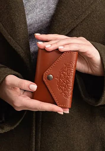 Кожаный кард-кейс 3.0 светло-коричневый с мандалой - фото 1