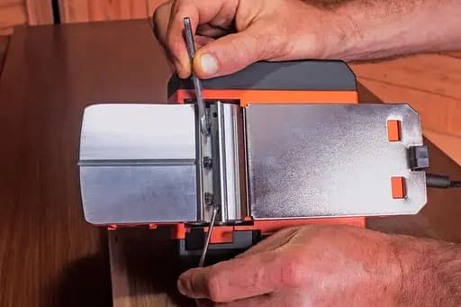 Рубанок сетевой Black&Decker BEW712 - фото 11