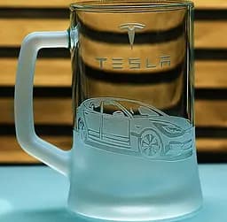 Пивний келих 660 мл з гравіюванням Тесла У Tesla  Y подарунок для автолюбителя кухоль для пива з логотипом