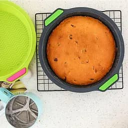 Форма для тортів та пирогів кругла силіконова з рифленим дном та ручками Ø 24.5 см, Kitchen Master Чорний 86048