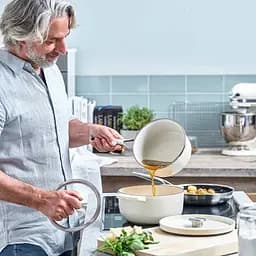 Каструля KitchenAid Cast Iron чавунна з кришкою 26 см 5.2 л мигдальний крем (CC006059-001) - мініатюра 9