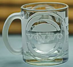 Скляна чашка Volvo 320мл з гравіюваннямж Подарунок автолюбителю кружка для чаю та кави з лого авто Вольво та легендарний слоган