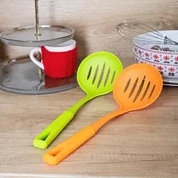 Шумівка кухарська пластикова перфорована з прорізами 34 см, Kitchen Master Помаранчевий 85685 - мініатюра 8