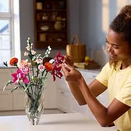 Конструктор LEGO Botanicals Милий рожевий букет квітів 749 деталей (10342) - мініатюра 5
