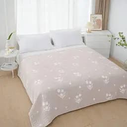 Стеганое покрывало 210x250 см плед для двуспальной кровати декоративное уютное с цветочным принтом светло-бирюзовое с белым узором