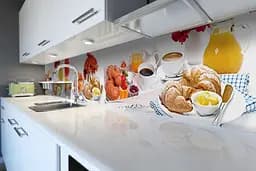 Кухонний фартух Happy Pocket Круасани наклейка ПВХ випічка сніданок червоні гербери Білий 60х300 см Z180516 - мініатюра 6