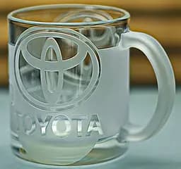 Скляна чашка Toyota Тойота 320 мл з гравіюванням Подарунок автолюбителю кружка для чаю та кави з лого  авто та  легендарний слоган - мініатюра 7