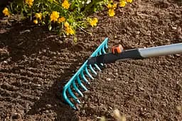 Комплект Gardena Combisystem культиватор 9 см та граблі 30 см 12 зубців з рукояткою (03004-20.000.00) - мініатюра 17