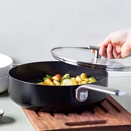 Сотейник з кришкою GreenPan Evolution, 26 см, 3,7 л з керамічним покриттям, чорний (CC007086-001) - мініатюра 2