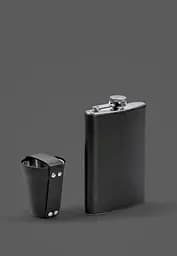 Набор с флягой и рюмками в кожаном черном чехле.