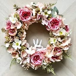 Інтер'єрний вінок на двері з штучних квітів Hvoya Ніжність троянда, гортензія, космея і керамічні зайчики 35 см