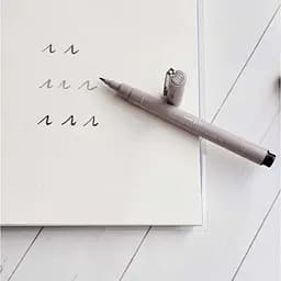 Лайнер-пензель Uni Pin Brush Fine Line світло-сірий 2 мм (PINBR-200(S) LIGHT GREY) - мініатюра 5