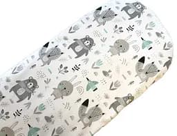 Непромокаемая простынь Moontime в коляску "Зайчики медведи ментоловые"