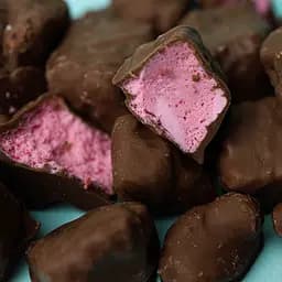 Мороженое сублимированное в молочном шоколаде клубничное, 100г