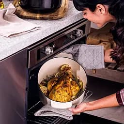 Гусятниця чавунна з кришкою KitchenAid 30 см 5.6 л бежева (CC006062-001) - мініатюра 5