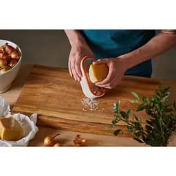 Терка Fiskars Functional Form з контейнером біла (1019530) - мініатюра 3