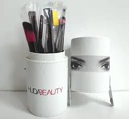 Набор кистей для макияжа HUDA BEAUTY белый тубус с 12 инструментов.
