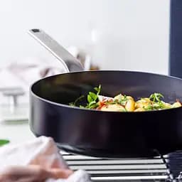Сотейник з кришкою GreenPan Evolution 26 см 3,7 л з керамічним покриттям чорний (CC007086-001) - мініатюра 5
