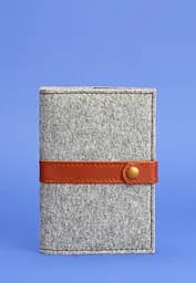 Фетровая обложка для паспорта 1.1 с кожаными коричневыми вставками