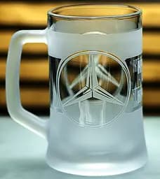 Пивний кухоль Mercedes-Benz 660 мл з гравіюванням Подарунок автолюбителю  Келих з логотипом авто Мерседес та легендарний слоган