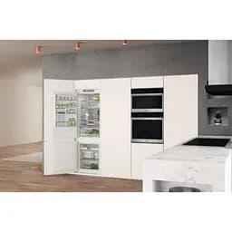 Холодильник Whirlpool WHC18 T573 з морозильною камерою - мініатюра 2