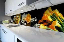 Кухонний фартух Жовті Калли для кухні наклейка ПВХ квіти перли Чорний 60х300 см Happy Pocket Z180577