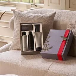 Подарунковий набір Rituals The Ritual of Homme Large Gift Set: гелі для душу 600 мл (3x200 мл) + вугільний скраб для обличчя 70 мл + ароматизатор для авто 6 г - мініатюра 3