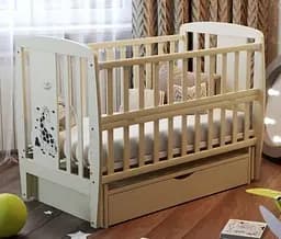 Кроватка для новорожденных с механизмом укачивания, откидным бортиком и ящиком "Жирафик" BabyRoom Слоновая кость