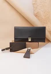 Набор кожаных аксессуаров для путешественника.