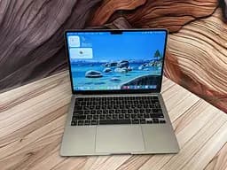 Ноутбук Apple MacBook Air 13.6" 2022 M2/24/512 (WY04J3CTXY) Б/в