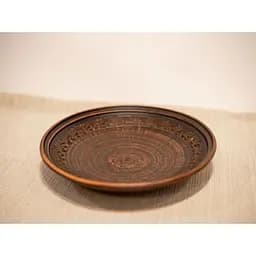 Тарілка керамічна (глиняна) 26 см різьблена коричнева
