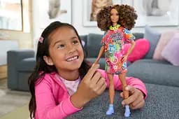 Лялька Barbie Модниця у яскравій сукні-футболці (HJT00) - мініатюра 5