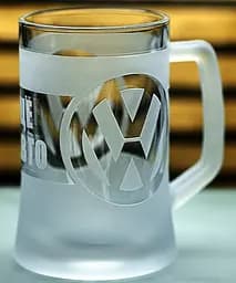 Пивний кухоль Volkswagen Фольксваген 660 мл з гравіюванням Подарунок автолюбителю  Келих з логотипом авто та легендарний слоган - мініатюра 7