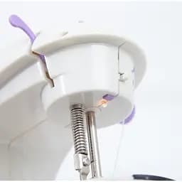 Портативна міні швейна машинка зі столиком та педаллю біла Mini Sewing SM202A - мініатюра 3