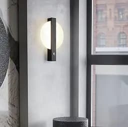 Дизайнерське бра з вимикачем в чорному корпусі Line F B 320 BK