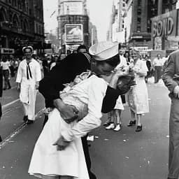 Інтер'єрна картина Поцілунок на Таймс Сквер, Time Square Kiss (1945), культове фото, інтер'єрний декор, 89×60 см (id1138) - мініатюра 4