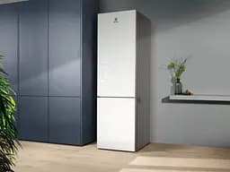 Холодильник з нижньою морозильною камерою Electrolux (RNT7ME34G1) - мініатюра 2