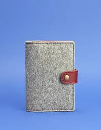 Фетровая обложка для паспорта 3.0 с кожаными бордовыми вставками