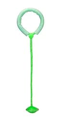 Скакалка с колёсиком SR19002 на одну ногу, свет, 5 цветов, размер игрушки – 63 см (6945678412318) зеленый