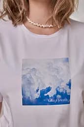 Жіноча вільна футболка для вагітних і годування груддю з принтом Clouds розмір S Юла Мама Білий - мініатюра 7