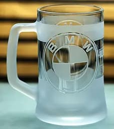 Пивний кухоль BMW 660 мл з гравіюванням Подарунок автолюбителю  Келих з логотипом авто БМВ та  легендарний слоган