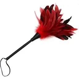 Двосторонній стек для ігор BDSM з червоно-чорними пір’ями