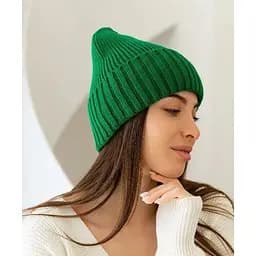 Жіноча в'язана шапка біні класік 20% вовна з відворотом Зелений