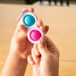Сенсорний антистрес-брелок Fat Brain Toys Simpl Dimpl Кнопки 1 шт. колір в асортименті (F2111ML) - мініатюра 5