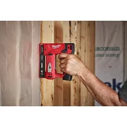 Степлер акумуляторний MILWAUKEE, M12 BST-202X (зарядний пристрій С12 С, 2 акумулятори М12 В2 2Аг, кліпса для ременя, HDкейс) - мініатюра 4