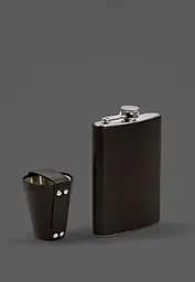 Набор с флягой и рюмками в кожаном чехле темно-коричневый.