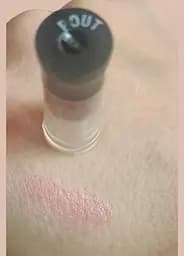 Зволожуюча кремова губна помада Avon Ультра Ніжно-рожевий/Pout 3.6 г - мініатюра 3