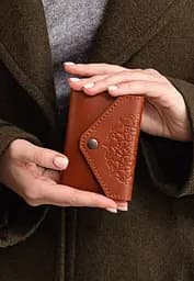 Кожаный кард-кейс 3.0 светло-коричневый с мандалой