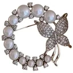 Брошь Венок с бабочкой белый метал